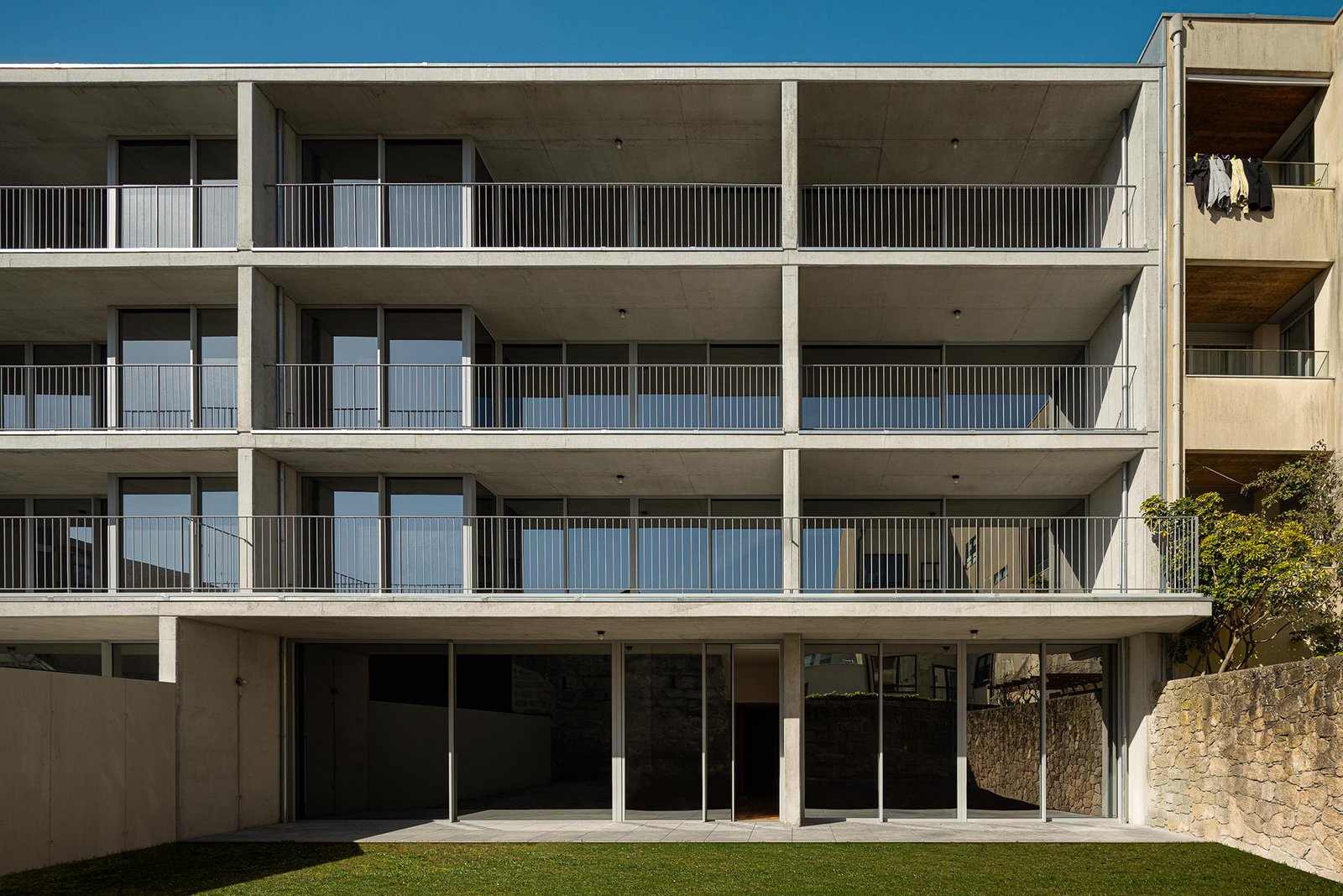 Hintze Ribeiro Residential Building